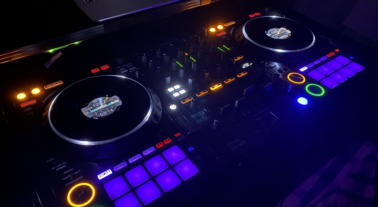 DJ-Service Mischpult mit LED beleuchtet